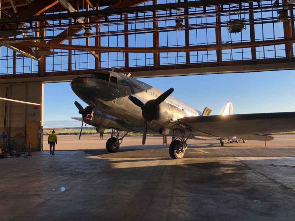 Daisy inrullad i Västerås flygmuseums hangar