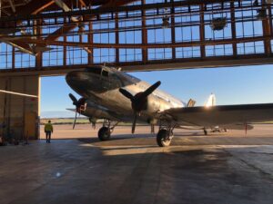 Daisy inrullad i Västerås flygmuseums hangar