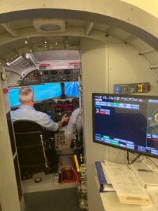 Flygande Veteraners piloter tränar i DC-3-simulator i Holland